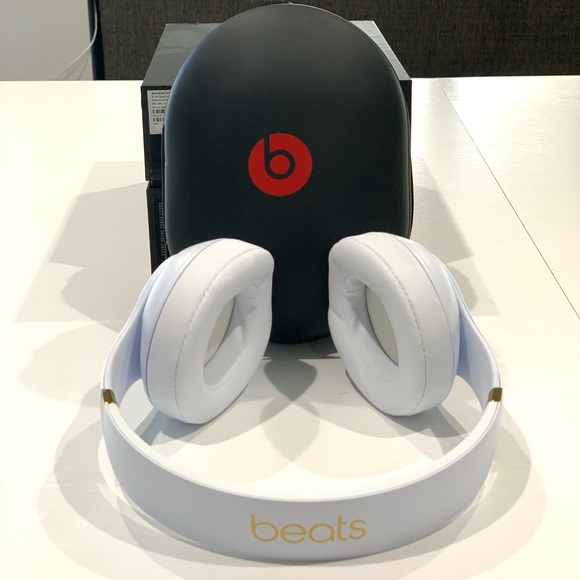 Beats Studio 3 Wireless Over-Ear Headphones - Picture 2 of 5